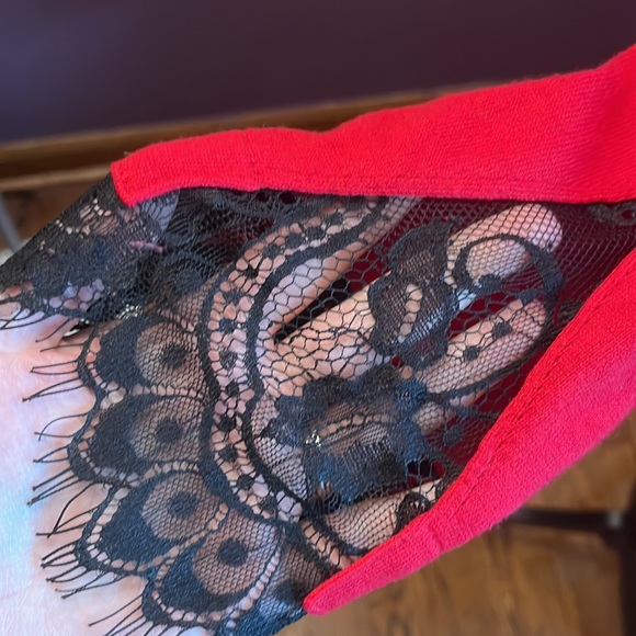 Beautiful red sweater with black eyelash lace at the bottom of the sleeves - Picture 2 of 5